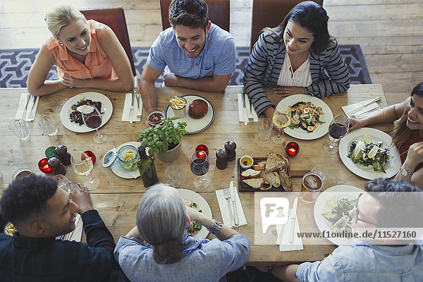 Overhead-Ansicht Freunde beim Reden und Essen am Restauranttisch
