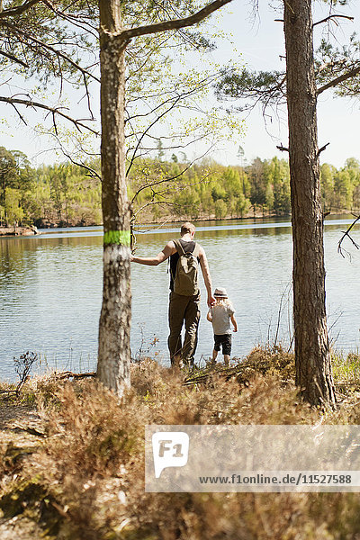 Vater mit Sohn am See