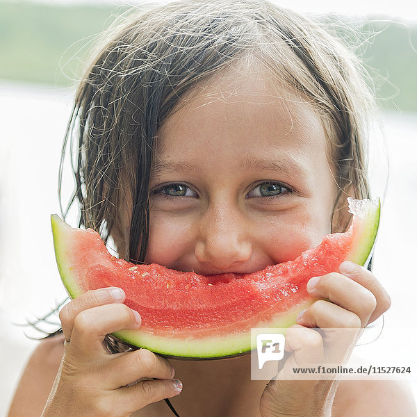 Porträt eines Mädchens  das eine Wassermelone isst