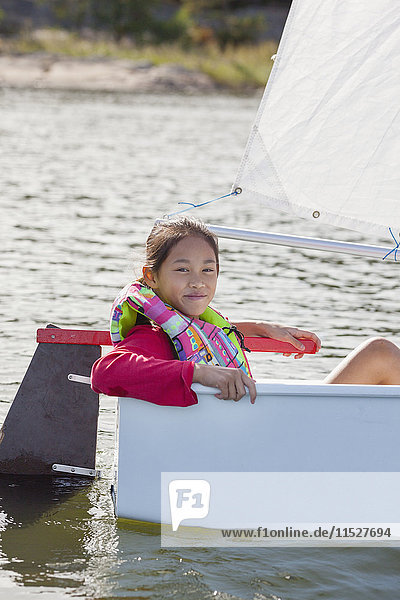 Lächelndes Mädchen auf Boot