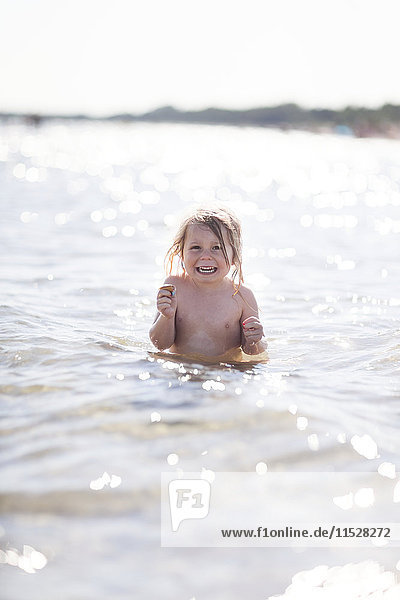 Porträt eines im See schwimmenden Mädchens