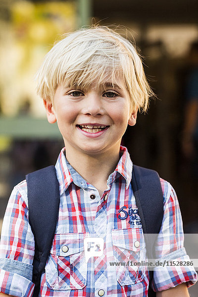 Porträt eines lächelnden blonden Jungen
