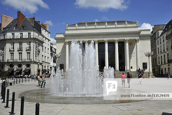 Frankreich  Pays de la Loire  Loire-Atlantique (44)  Nantes  Graslin Theater und Brunnen auf dem Place Graslin