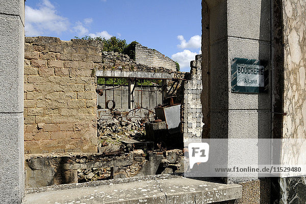 Frankreich  Limousin  Haute-Vienne (87)  Oradour-sur-Glane  Ruinen des Märtyrerdorfes  in dem 642 Menschen von Nazi-Soldaten der Waffen-SS im Zweiten Weltkrieg ermordet wurden.