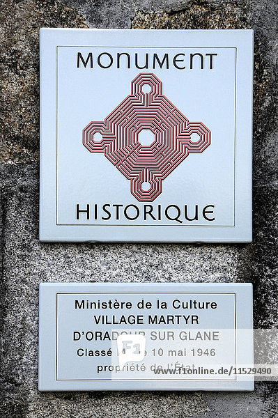 Frankreich  Limousin  Haute-Vienne (87)  Oradour-sur-Glane  historisches Denkmalschild am Eingang der Ruinen des Märtyrerdorfes  wo 642 Menschen von Nazi-Soldaten der Waffen-SS im Zweiten Weltkrieg ermordet wurden.