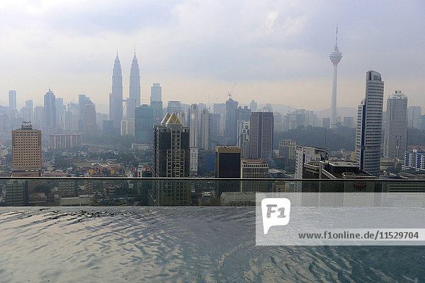 Südostasien Malaysia Kuala Lumpur das Finanzzentrum und die Petronas-Türme ein Schwimmbad im Vordergrund