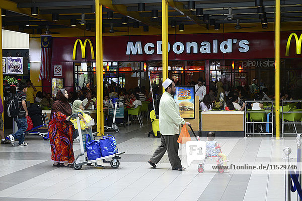 Südostasien  Malaysia  Flughafen Kuala Lumpur  ein McDonald's