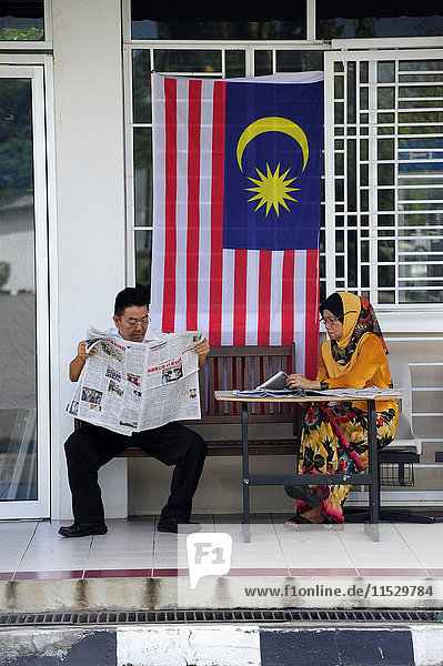 Südostasien  Malaysia  Borneo  Sabah  Kota Kinabalu  Paar beim Zeitungslesen