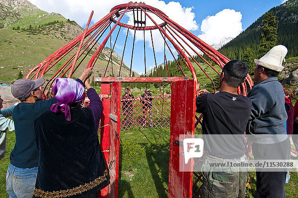 Kirgisistan  Issyk Kul Provinz (Ysyk-Kol)  Juuku Tal  Jurtensiedlung  die den Hauptteil des Daches (Tundunk) unterstützt  um Stöcke zu pflanzen  die die endgültige Struktur bilden.