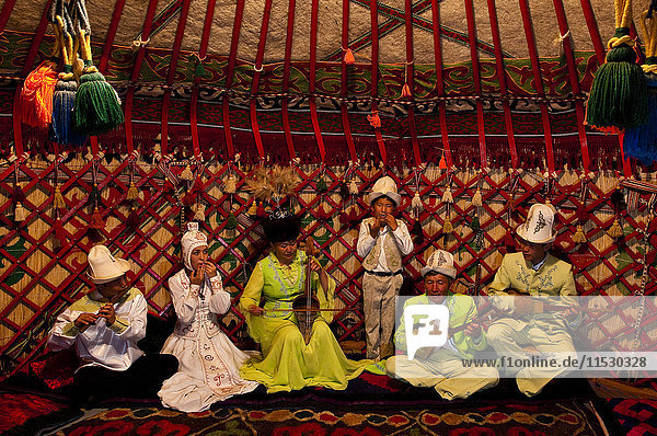 Kirgisistan,  Issyk Kul Provinz (Ysyk-Kol),  Barskoon,  Musikgruppe ''Kout'',  die Familie Sirkibaev spielt alle traditionellen kirgisischen Instrumente'.