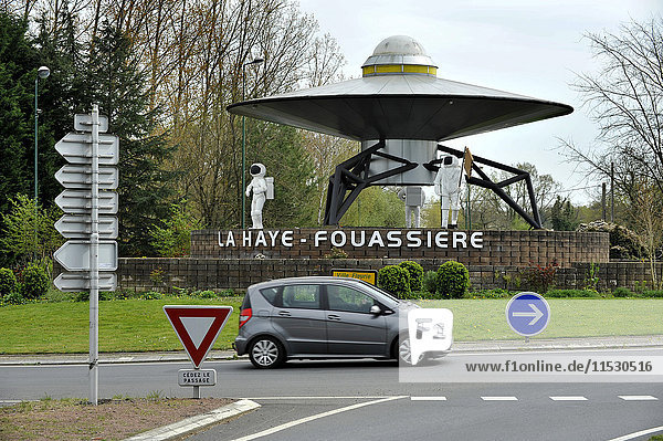 Frankreich  Loire Atlantique  ein Raumkarussell am Eingang der Stadt La Haye-Fouassiere mit einer ungewöhnlichen Installation  die an den Weltraum erinnert  einschließlich einer fliegenden Untertasse  die von drei Astronauten umgeben ist  von denen jeder das Symbol einer Stadt trägt.