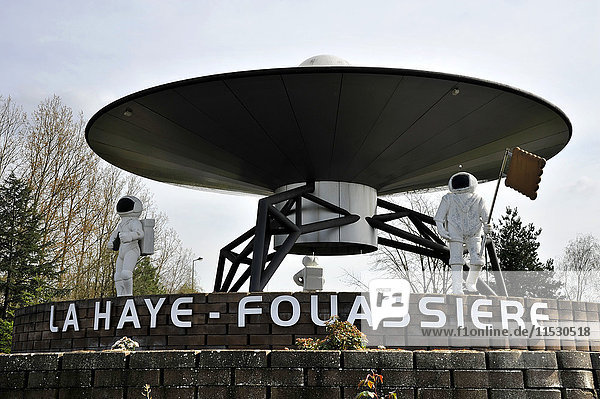 Frankreich  Pays de la Loire  ein Raumkarussell am Eingang von La Haye-Fouassiere mit einer ungewöhnlichen Installation  die an den Weltraum erinnert  einschließlich einer fliegenden Untertasse  die von drei Astronauten umgeben ist  von denen jeder das Symbol einer Stadt trägt.