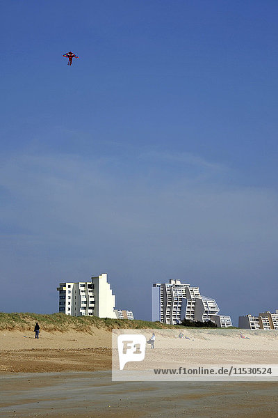 Frankreich  Vendee  Saint-Jean-de-Monts  Gebäude am Meer  Drachen am Strand