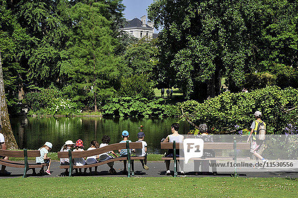 Frankreich  Loire-Atlantique  Nantes  Jardin des Plantes  Botanischer Garten  Schüler auf einer Exkursion