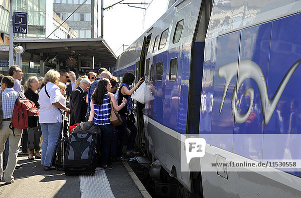 Frankreich  Loire-Atlantique  Bahnhof von Nantes  Reisende beim Einsteigen in einen Hochgeschwindigkeitszug