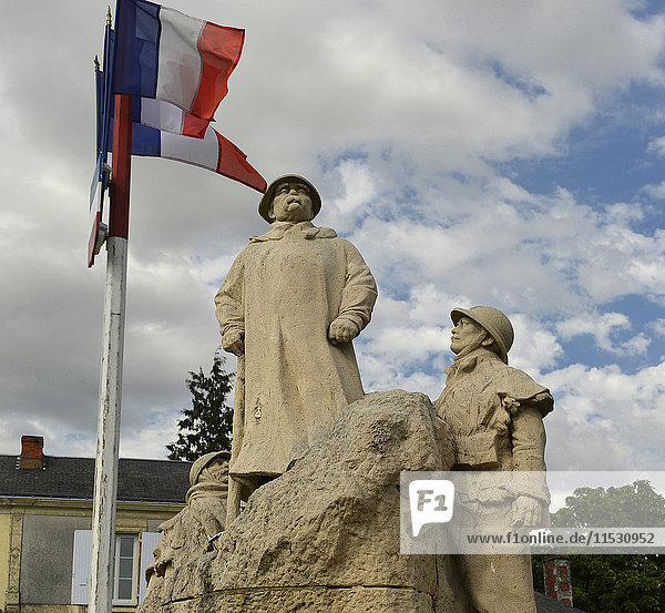 Frankreich  Kriegerdenkmal in der Stadt Saint Hermine  das Clemenceau vertritt. französische Flaggen