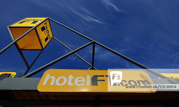 Frankreich  Formule 1 Hotelschild vor blauem Himmel