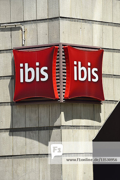 Frankreich  Vertikalansicht der Fassade des Ibis Hotels in Nantes mit rotem Schild
