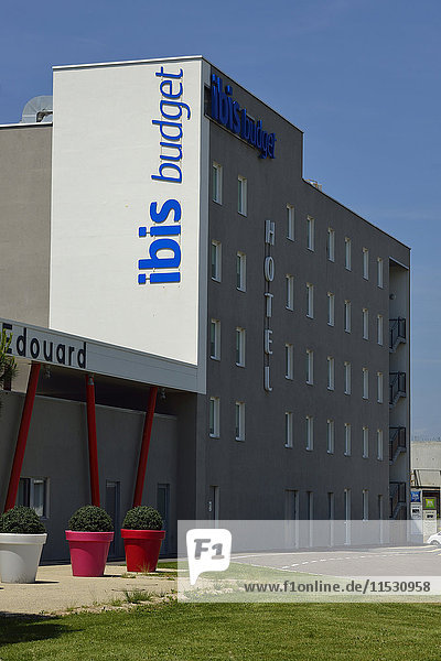 Frankreich  Detail des Ibis Hotels in der Stadt Reze. Zeitgenössische und farbenfrohe Architektur. Blauer Himmel