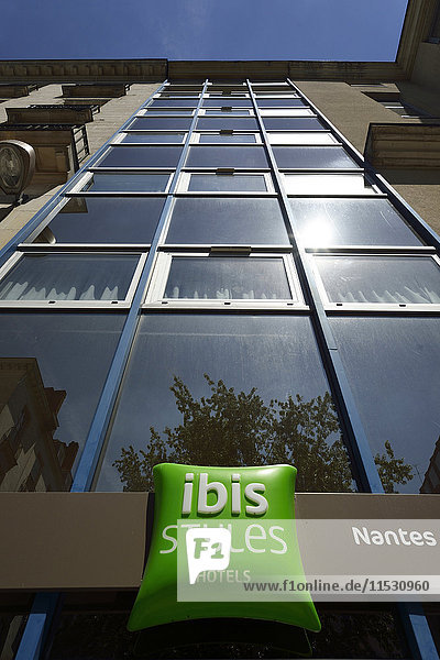 Frankreich  Flachwinkelaufnahme der Fassade des Ibis Hotels in der Innenstadt von Nantes mit grünem Schild