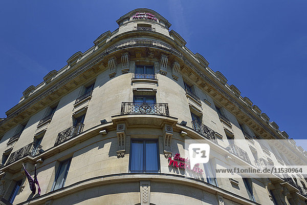 Frankreich  Flachwinkelaufnahme des alten Gebäudes des Mercure Hotels in der Innenstadt von Nantes. Sehr blauer Himmel