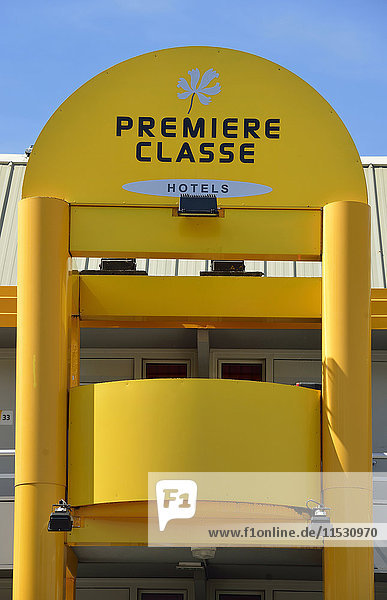 Frankreich  Detail der Fassade des Premiere-Hotels in Reze. Blauer Himmel