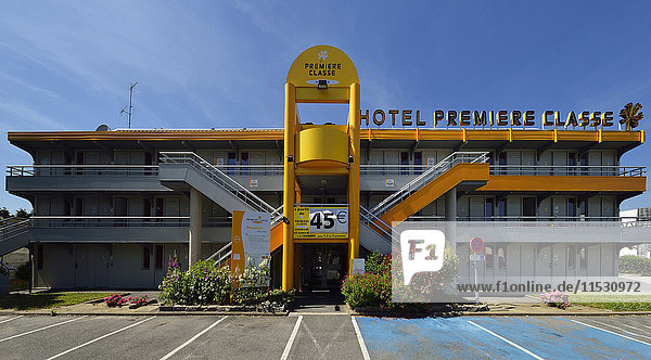 Frankreich  Fassade des Premiere Classe Hotels in Reze. Blauer Himmel