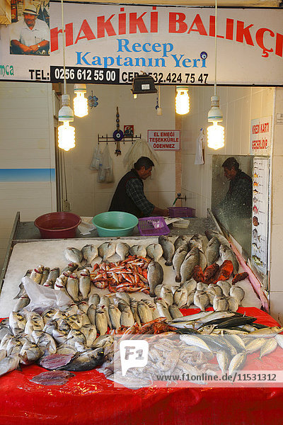Türkei  Provinz Aydin  Kusadasi  Fischmarkt in Hafennähe