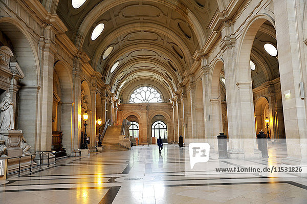 France  Paris  Ile de la Cite  inside the Courthouse. Salle des pas perdus