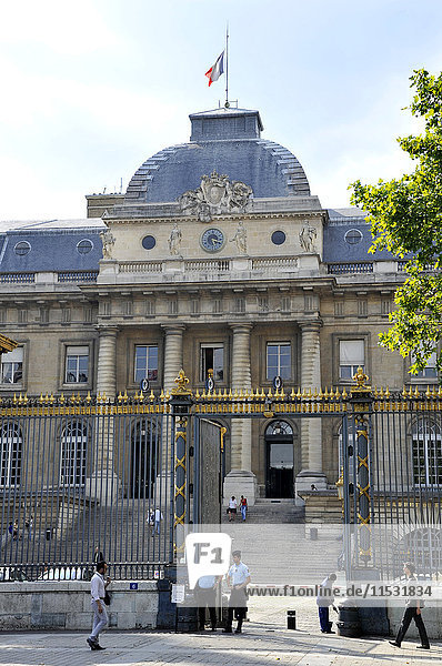 France  Paris  Ile de la Cite  Courthouse facade on the Boulevard du Palais  main entrance.