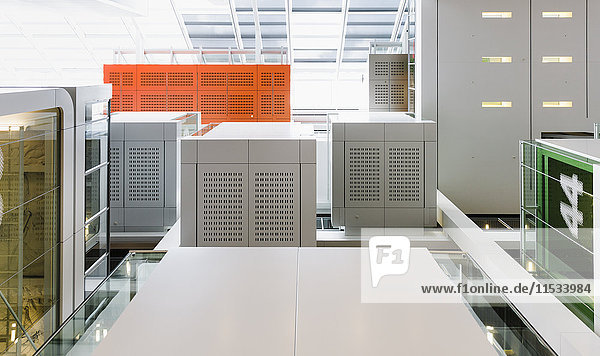 Ein Raum mit Vitrinen  Computergehäusen  Lüftungsöffnungen und Containern. Eine Industrie- oder Büroeinrichtung.