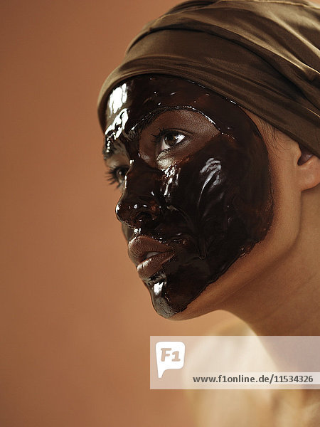 Frau mit Schokoladengesichtsmaske