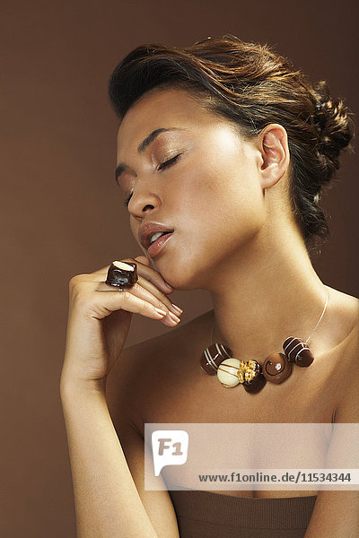 Porträt einer Frau mit Schokoladenschmuck
