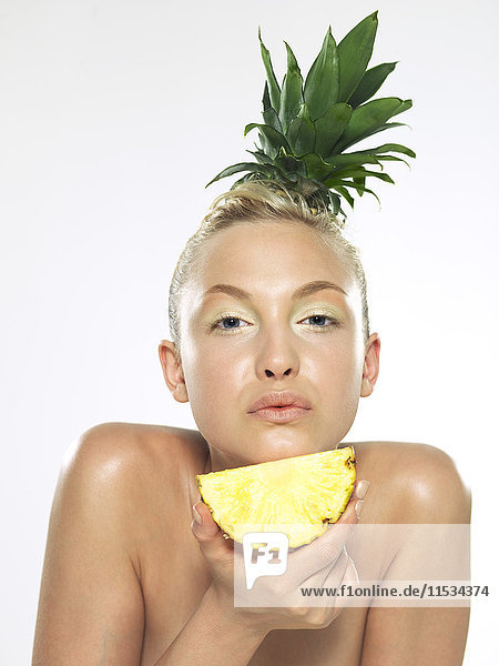 Porträt einer Frau mit Ananas