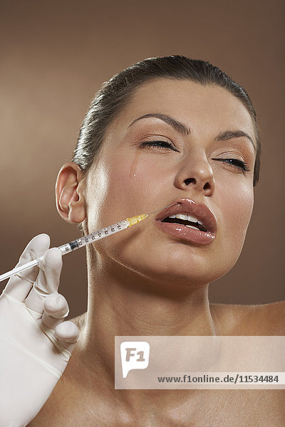 Frau erhält Botox-Injektion