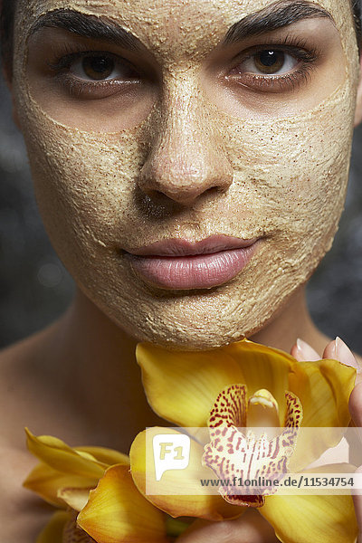 Porträt einer Frau mit Gesichtsmaske