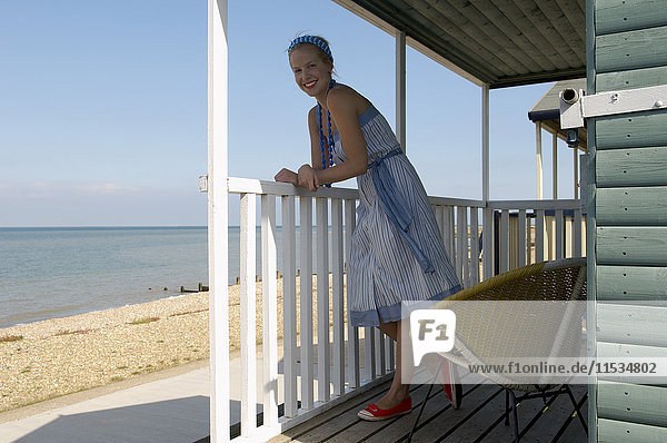 Porträt einer Frau im Strandhaus