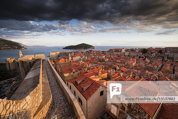 Kroatien  Dalmatien  Dubrovnik  Altstadt  Blick von der Stadtmauer bei Sonnenuntergang
