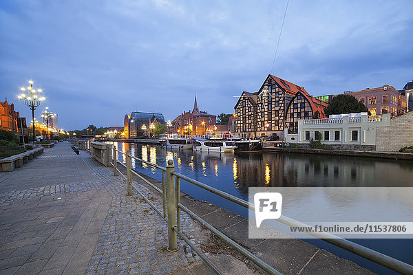Polen  Bydgoszcz  Stadtbild in der Abenddämmerung am Fluss Brda mit alten Getreidespeichern
