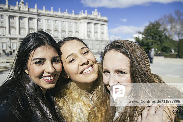 Spanien  Madrid  drei glückliche Frauen  die einen Selfie vor dem königlichen Palast nehmen