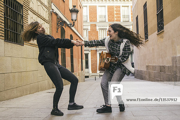 Spanien  Madrid  zwei Frauen tanzen auf der Straße