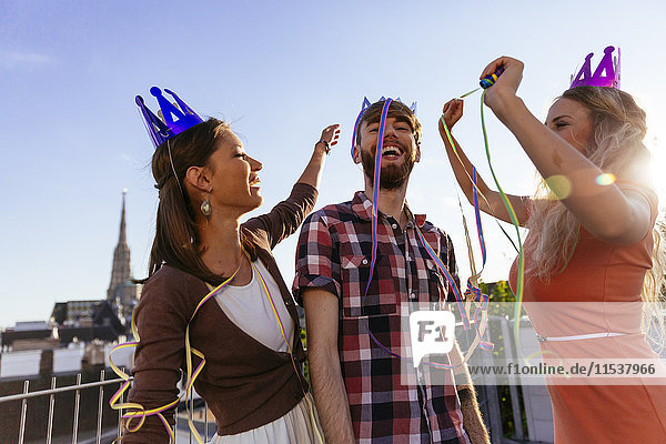 Österreich  Wien  Jugend feiert auf der Dachterrasse