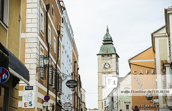 Österreich  Enns  Blick auf den Stadtturm an der Wiener Straße