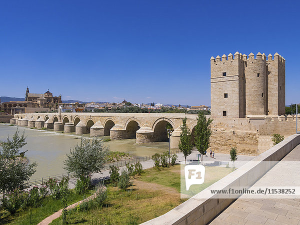 Spanien  Andalusien  Cordoba  Puente Romano  Torre de la Calahorra mit Mezquita-Catedral im Hintergrund
