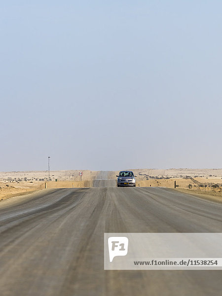 Namibia  Erongo Region  Autofahren auf einsamer Küstenstraße C64