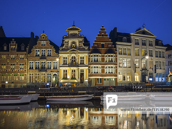 Belgien  Gent  Promenade bei Korenlei mit historischen Häusern am Abend