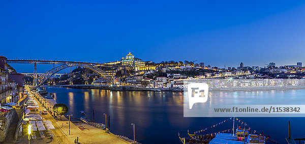 Portugal  Porto  Luiz I Brücke und Douro Fluss  Mosteiro da Serra do Pilar im Hintergrund am Abend