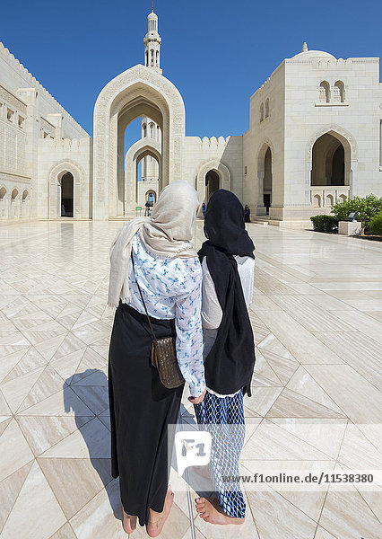 Oman  Muscat  Sultan Qaboos Grand Mosque  zwei weibliche Touristen mit Kopftuch