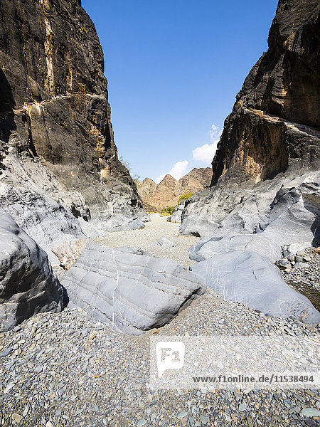 Oman  Al Hajar Gebirge  Wadi  trockener Flusslauf
