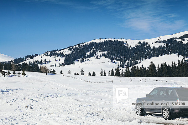 Bulgarien  Piringebirge  Geländewagen im Winter in den Bergen  Schneefeld